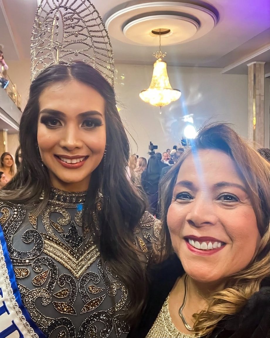 La doctora con una reina coronada