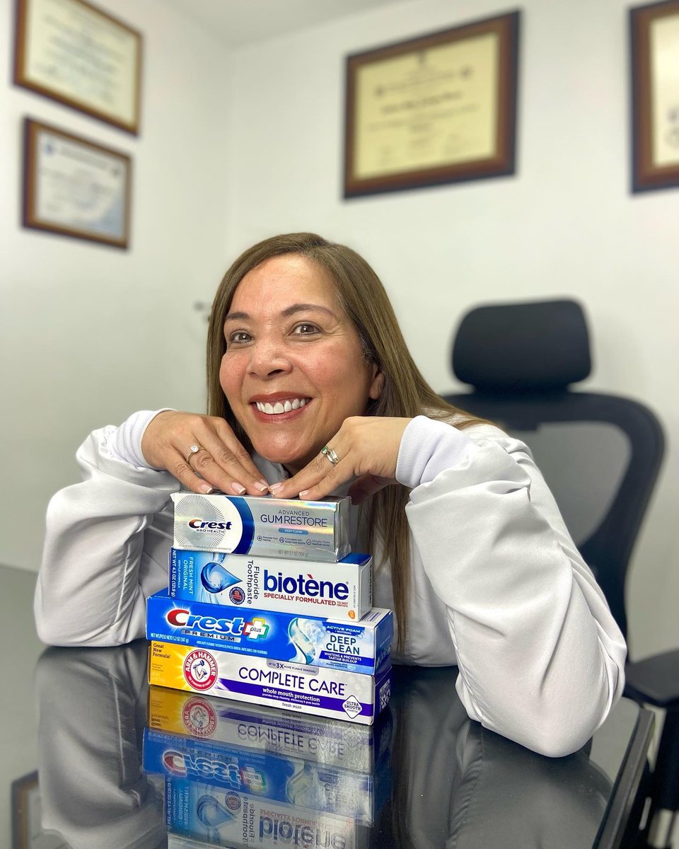 La Dra. Adriana Labrador en su consultorio, con sus diplomas de fondo